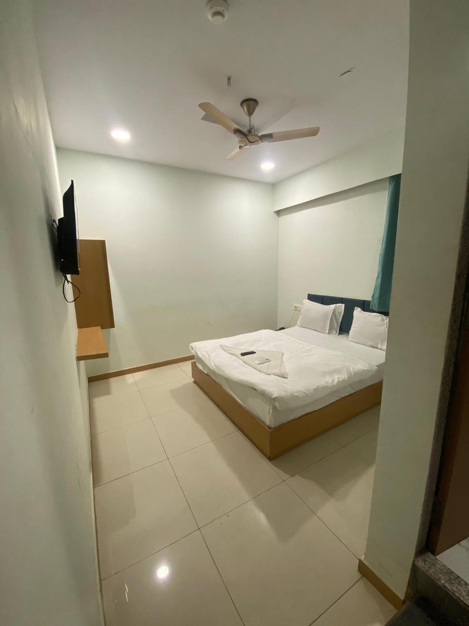 Hotel Sky Palace Adajan Surat Zimmer foto