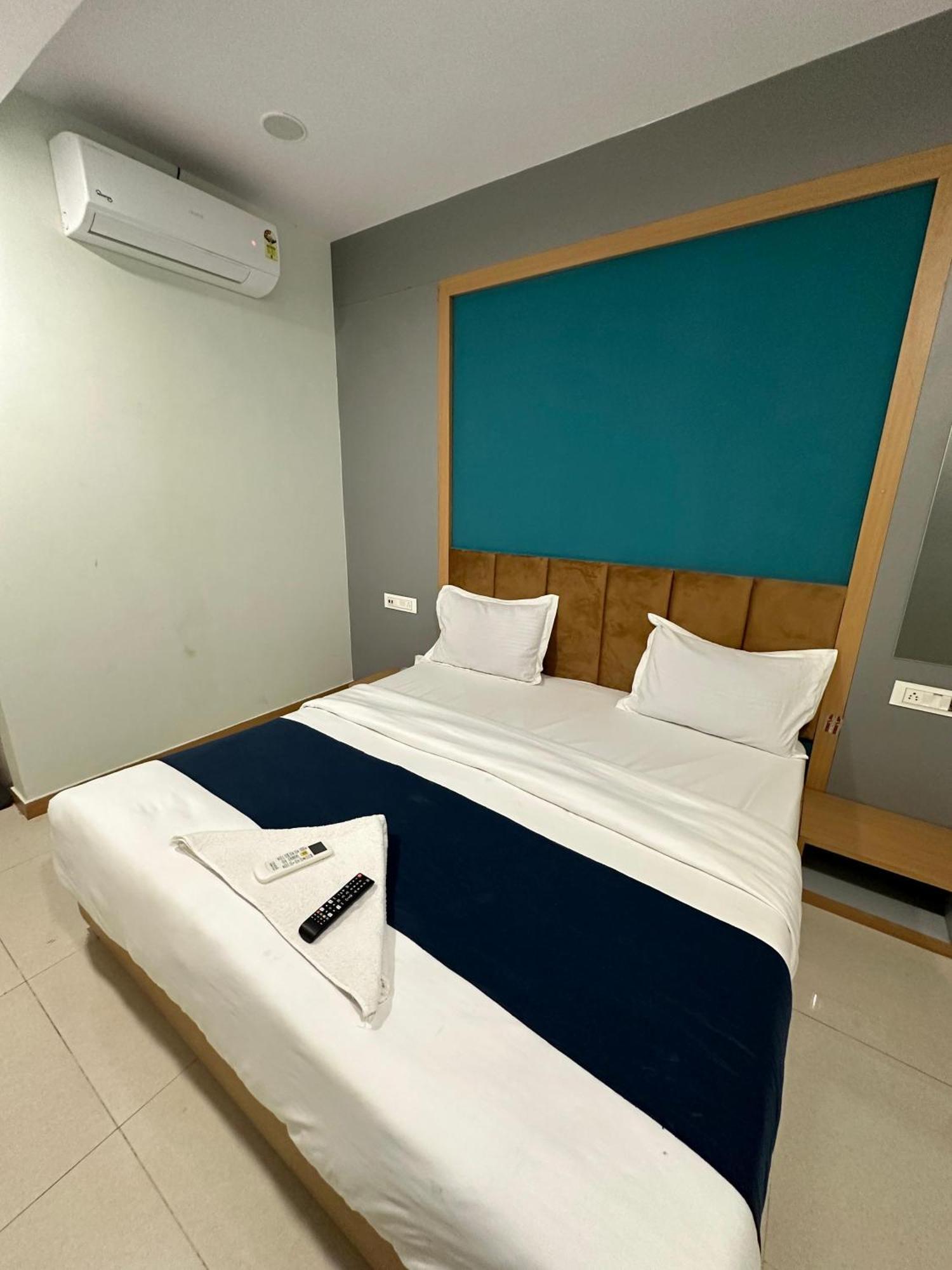 Hotel Sky Palace Adajan Surat Zimmer foto